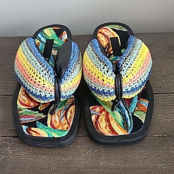 Farm Rio Black Banana Puffy Crochet Flip Flops NEW Size 8 - Picture 2 of 7